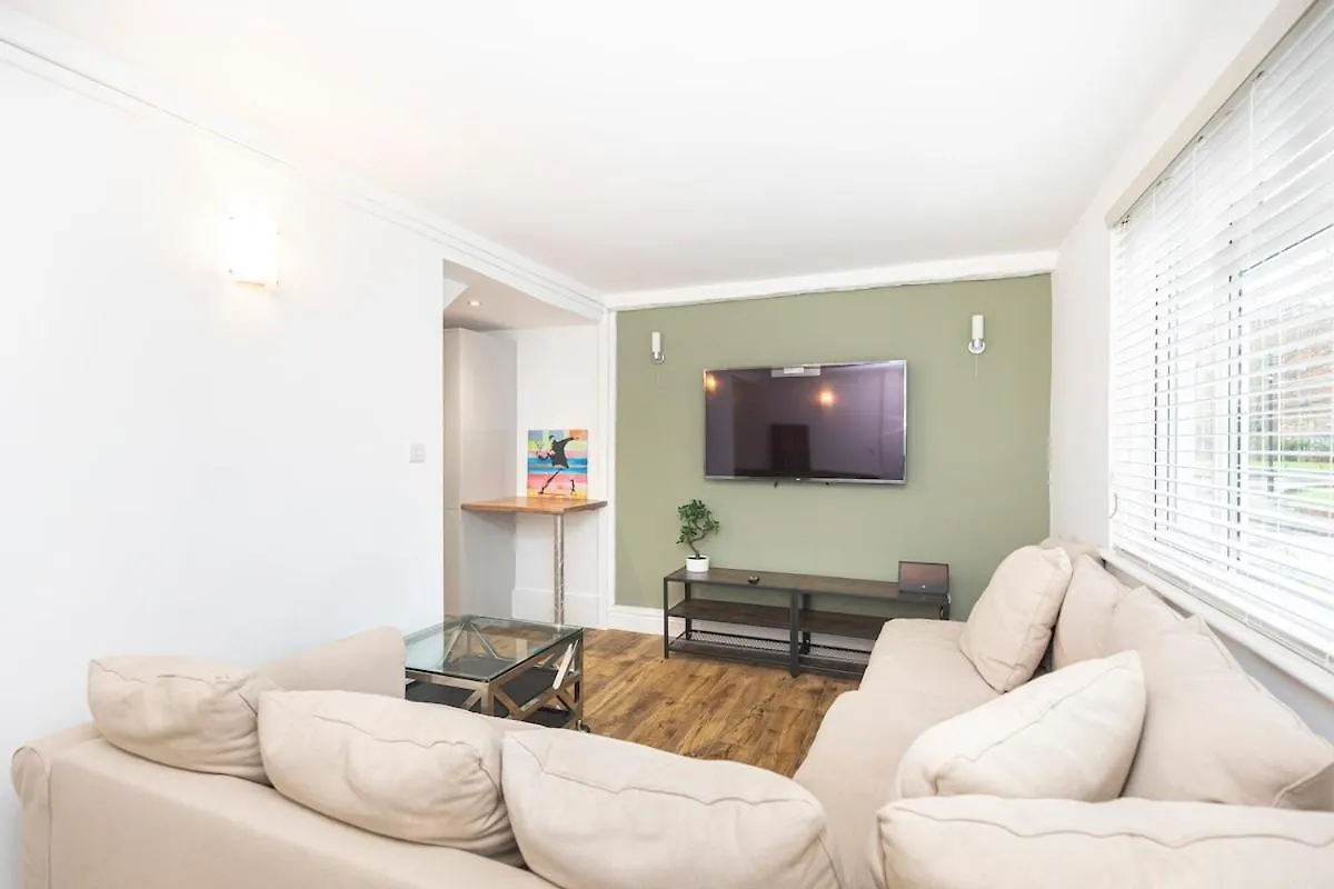 Modern 4 Bed & 4 En-Suite City Centre With Parking Southampton
