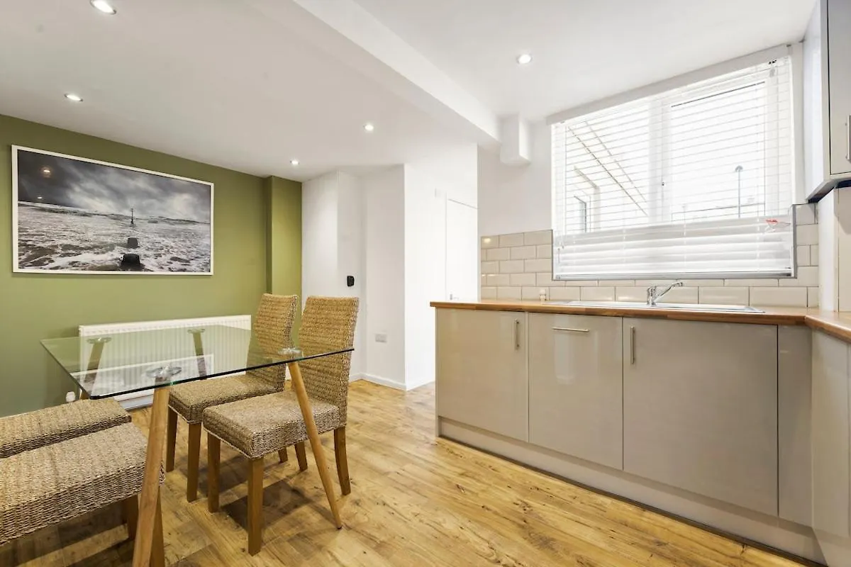 Modern 4 Bed & 4 En-Suite City Centre With Parking Southampton Holiday home